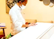 Penghormatan Terakhir, Bupati Sam Sachrul Ikut Angkat dan Doakan Jenazah Om Oku