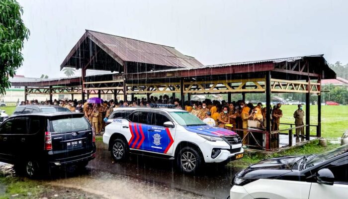 Paska Libur Lebaran, Apel Kerja Perdana Diguyur Hujan