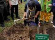 Menteri LHK Tanam Pohon dan Berdayakan Masyarakat Talang Mamak dan Melayu Tua di DAS Indragiri
