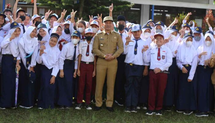 Bupati Lambar H. Parosil Mabsus Melakukan Upacara Rutin Mingguan (SMPN) I Liwa Kecamatan Balik Bukit