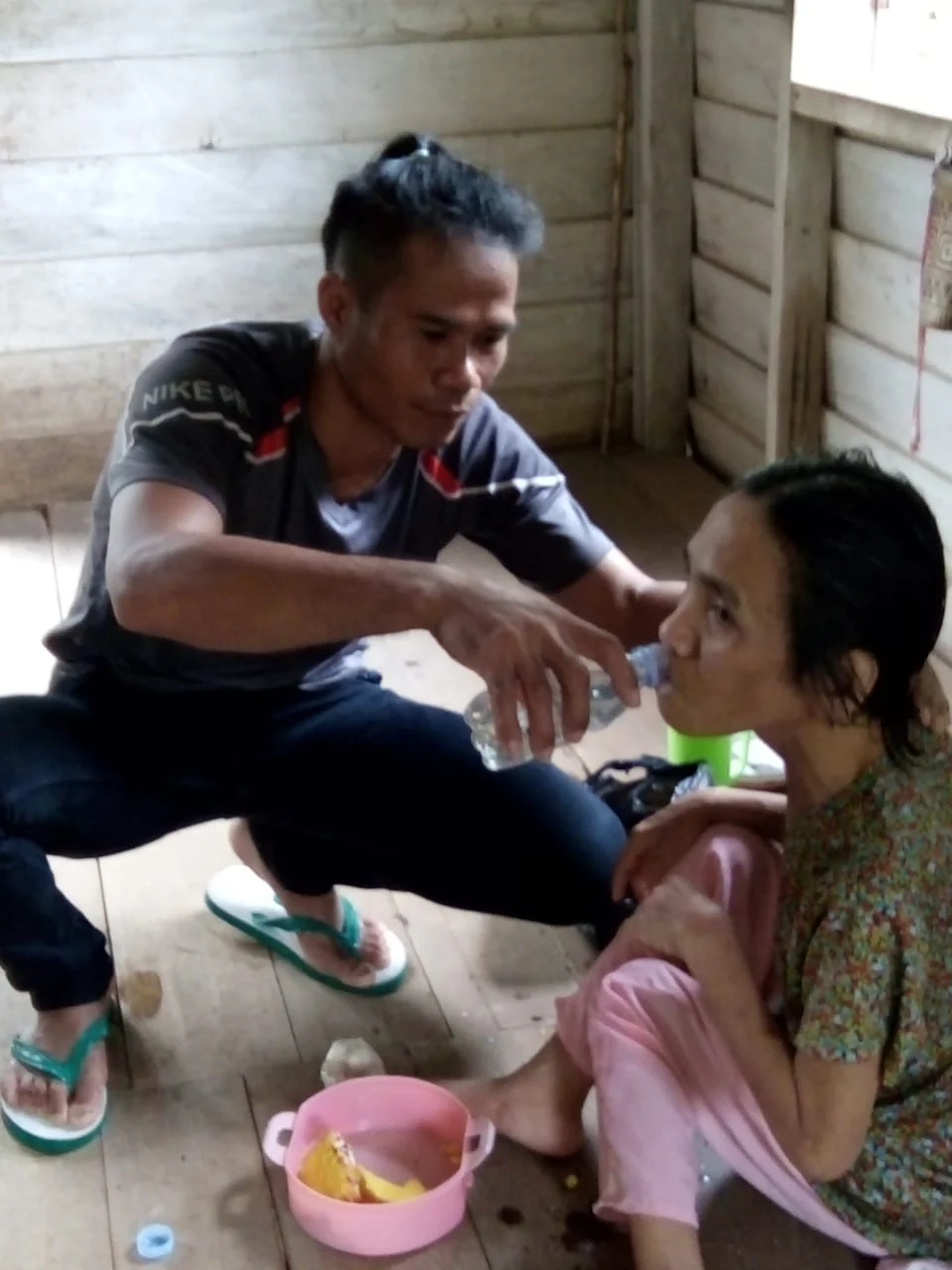 Esron "Kenji", Potret Pengabdian Tulus Dari Seorang Nakes di Pedalaman