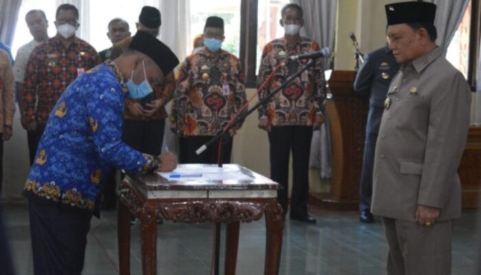 Wakil Bupati Lampung Barat Mad Hasnurin Lantik Sebanyak 51 Pejabat Eselon III dan IV 