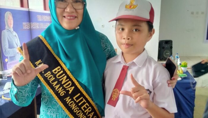 Bunda Literasi Boltim Beri Penghargaan Kepada Siswi SDN I Bangunan Wuwuk