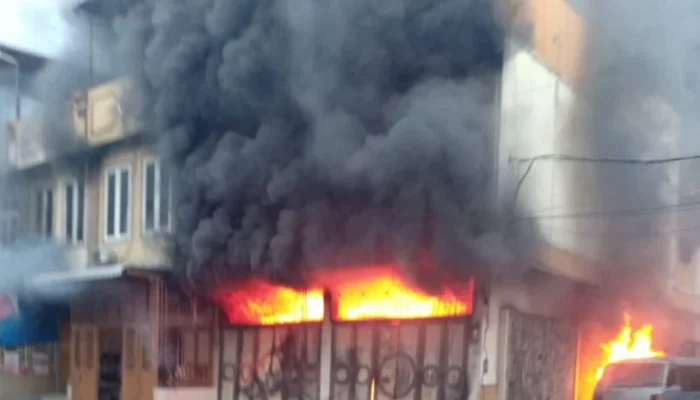 Warga Kota Baru Panik 2 Unit Ruko Terbakar
