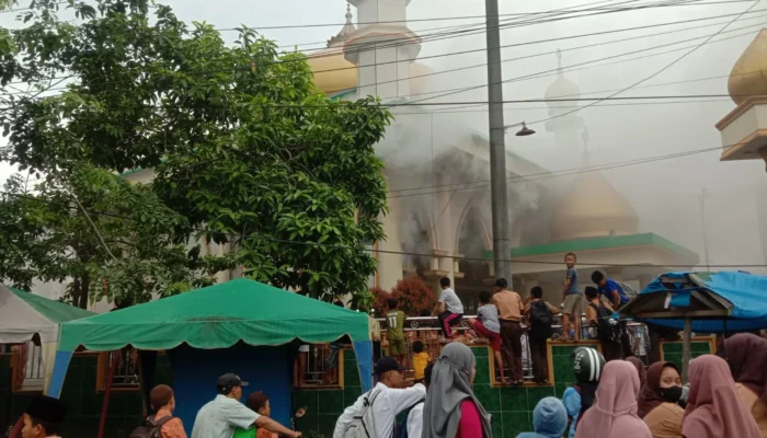Masjid di Deli Serdang Terbakar Menjelang Sholat Jumat, Jamaah Panik Padamkan Kobaran Api