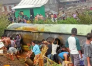 Berbekal Ember dan Jerigen, Warga Berbondong Panen CPO Yang Tumpah Ruah