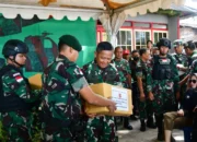 Pangdam XVI/ Pattimura Serahkan Bantuan Kemanusiaan untuk Warga Kariu di Aboru