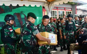 Pangdam XVI/ Pattimura Serahkan Bantuan Kemanusiaan untuk Warga Kariu di Aboru