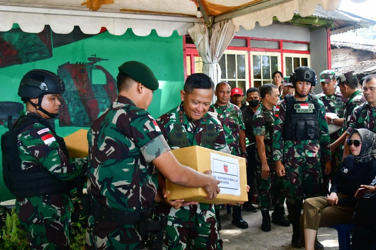 Pangdam XVI/ Pattimura Serahkan Bantuan Kemanusiaan untuk Warga Kariu di Aboru