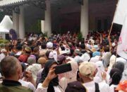Lepas Sebagai Gubernur, Pendukung Anies Baswedan Tumpah Ruah Penuhi Balaikota