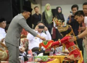 Bupati H. Perosil Mabsus Didampingi Wabup Lambar Bagikan Seragam Gratis