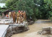Bupati H. Parosil Mabsus dan Wakilnya Meninjau Langsung Lokasi Terjadinya Bencana Alam