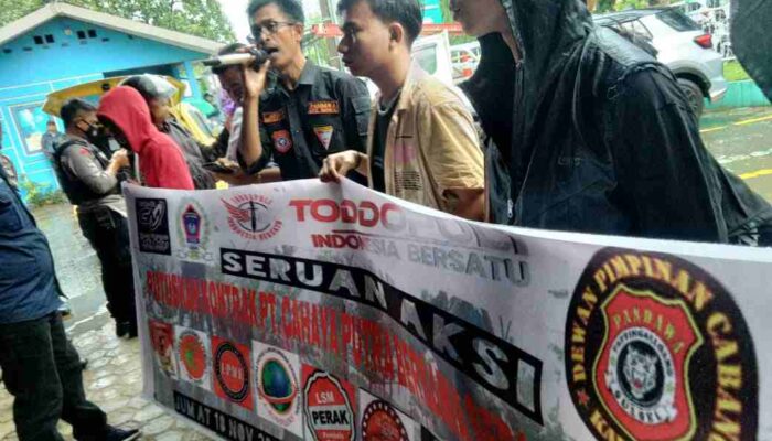 Dzolimi Konsumen, TIB Gelar Aksi Minta Manager PLN Sungguminasa Dicopot