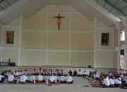 Resmikan Gedung Serbaguna Baru, Umat Katolik Bersama Pastor Paroki Robek Keuskupan Ruteng Manggarai NTT Gelar Upacara Adat Kebeng