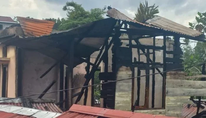 Rumah Warga Desa Passo Terbakar