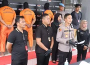 POLRES KARAWANG – Kapolres Karawang AKBP Wirdhanto Hadicaksono gelar Konferensi pers  pengungkapan kasus Bentrok Antar LSM yang terjadi di warung Kopi Guro II Kel. Karawang Wetan Kec. Karawang Timur Kab. Karawang.