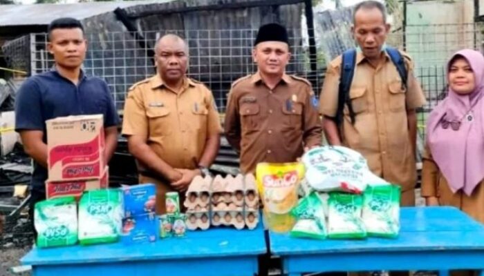 Bupati Labuhanbatu Diwakili PLT Kadis Sosial Serahkan Bantuan di Panai Hilir
