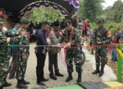 Satgas TNI AD Yonarmed 1/Roket Pos Ramil Wamsisi Bersama Masyarakat Bangun Jembatan