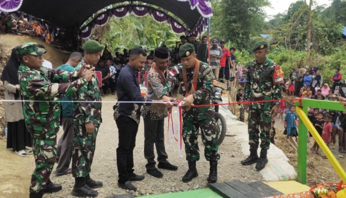 Satgas TNI AD Yonarmed 1/Roket Pos Ramil Wamsisi Bersama Masyarakat Bangun Jembatan