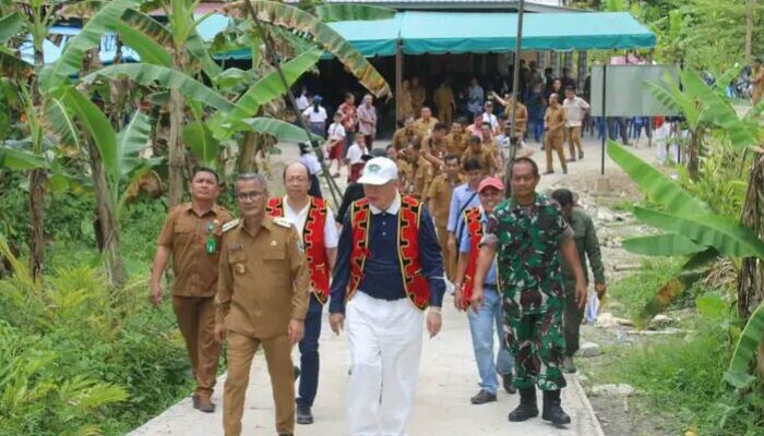 Bupati Yaatulo Gulo Resmikan Jembatan Hilioraluo Kabupaten Nias