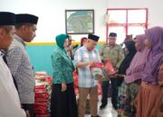 Korban Banjir di Desa Bara Terima Bantuan Sembako dari Pemda Buru