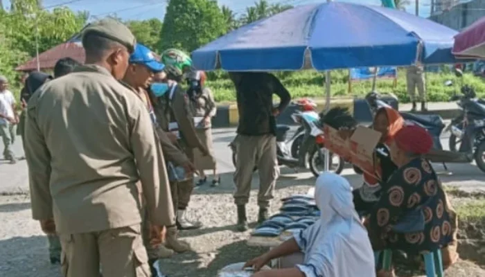 Sambut Bulan Suci Ramadhan, Satpol PP Bursel Tertibkan PKL yang Berjualan di Pasar & Dermaga