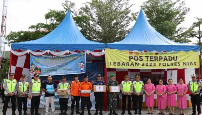 Kunjungi Pos PAM Ops Ketupat Toba 2023, Kapolres Nias Beserta PJU Bhayangkari Bagi Bingkisan
