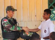 Peringati Hardiknas, Satgas Pamtas RI-PNG Yonif 725/Woroagi Bagikan Perlengkapan Sekolah