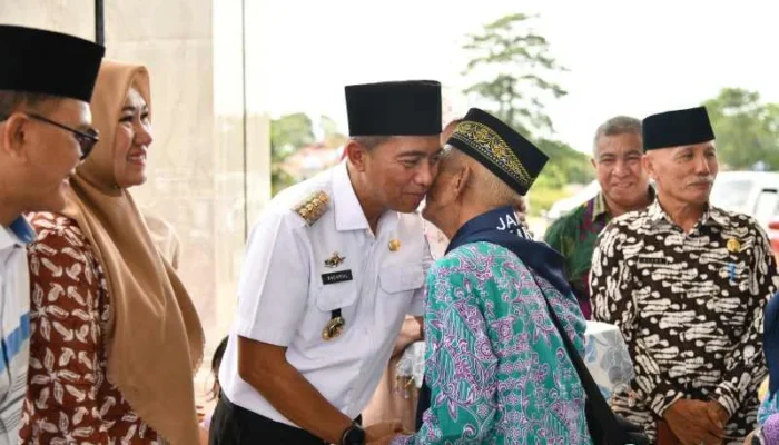 Bupati Sam Sachrul Resmi Lepas Keberangkatan 27 Jamaah Haji