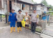 Bentuk Kepedulian Polri, BKO Karhutbunlah Ditpolairud Polda Sumsel Bersama Personil Polsek Lalan Bagikan Paket Sembako di Desa Karang Agung