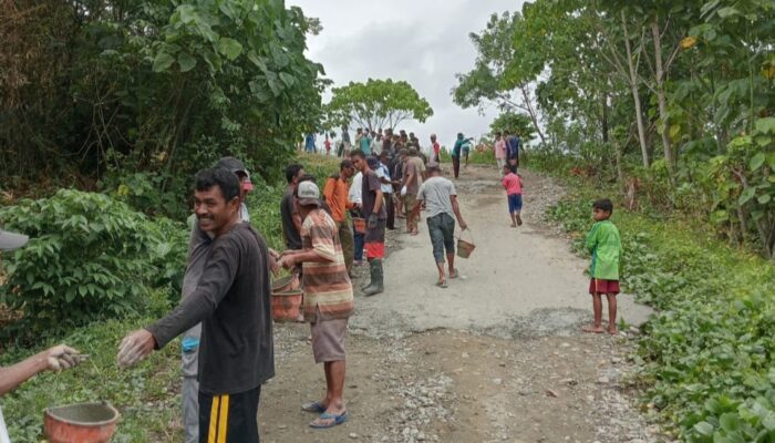 Warga Huamual Swadaya Gotong Royong Perbaiki Jalan Rusak dan Berlubang
