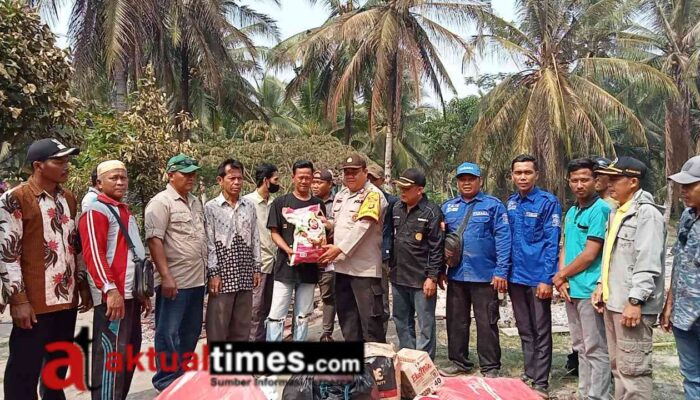 Mewakili Kapolsek Lalan, Brigadir Herry Komara Bersama Camat Lalan Dampingi Dinsos Serahkan Bantuan Kepada Korban Musibah Kebakaran.