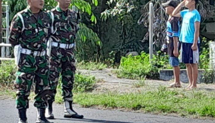 Menarik! Kebetulan Lewat, Dua Anak Beri Penghormatan saat Pengibaran sang Merah Putih   