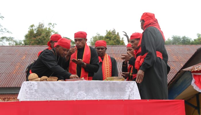 Panas Pela Honitetu – Huku, Pj Bupati SBB: Jadikan Adat Berisi Pesan Kultur & Religius