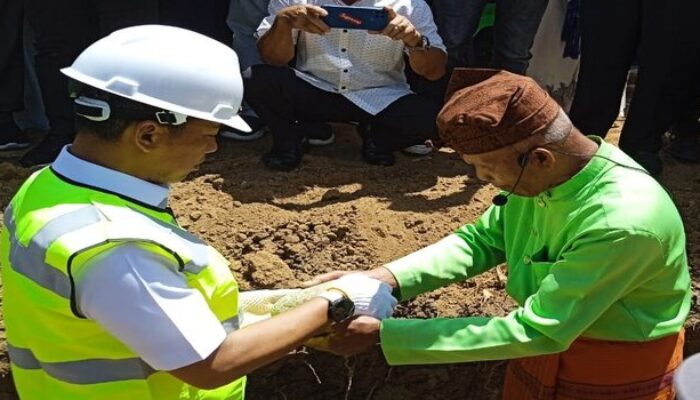 Bupati Sam Sachrul Meletakan Batu Petama Masjid Agung Boltim