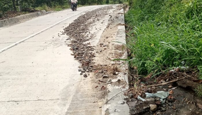 Proyek Anggaran Belasan Milyar Tidak Setakjub Besarnya Dana, Kerikil Malah Berserakan Di Jalan
