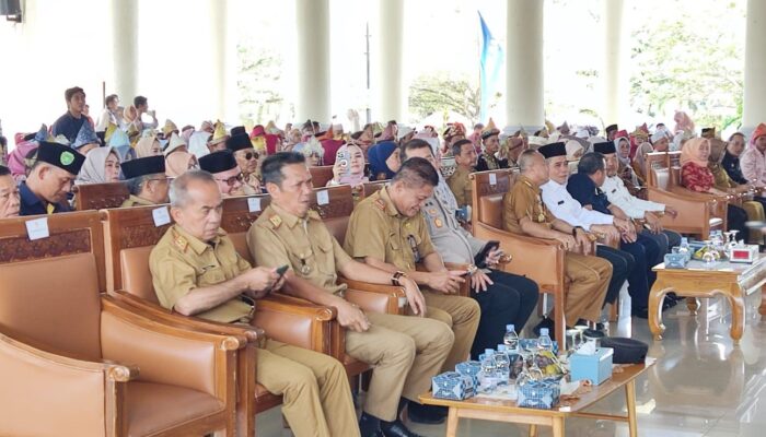 Wabup Ogan Ilir Serahkan Buku Nikah kepada Peserta Pelayanan Terpadu Itsbat Nikah