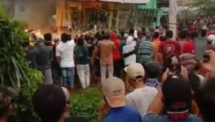 Akibat Harimau,Kantor TNBBS Resort Suoh Lampung Barat Di Bakar Masa