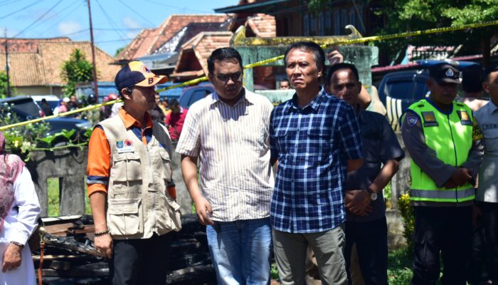 Pj. Bupati OKI Sambangi Dan Beri Bantuan Korban Kebakaran di Pedamaran