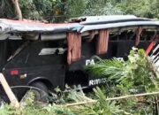 Lantas Polres Tanggamus Evakuasi Bus Kecelakaan Tunggal