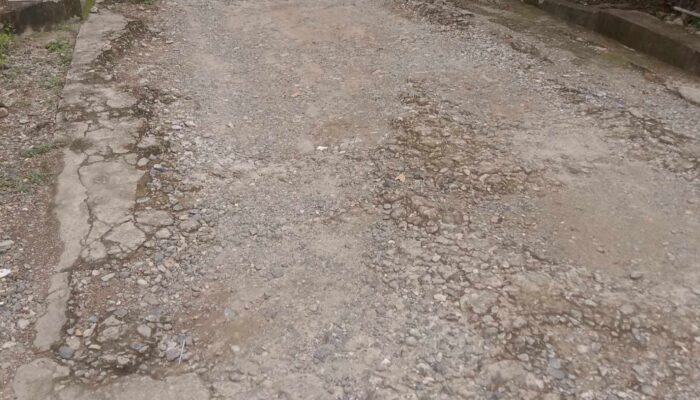 Jalan Rabat Beton di Desa Luhu Rusak dan berlubang, Kapan Diperbaiki