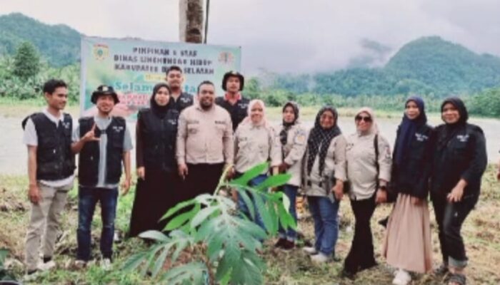 Pemda Bursel Tanam Anakan Pohon di Bentaran Sungai Waetina, Minta Warga Rawat
