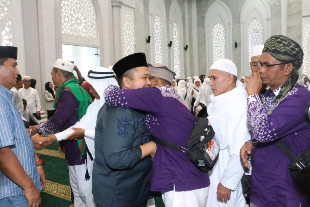 Bupati Dolly Pasaribu Sambut Kedatangan Jemaah Haji Tapsel Dengan Penuh Rasa Haru