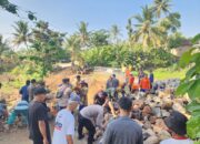 Polsek Talangpadang Gotong Royong Bangun Bronjong di Pekon Sukarame
