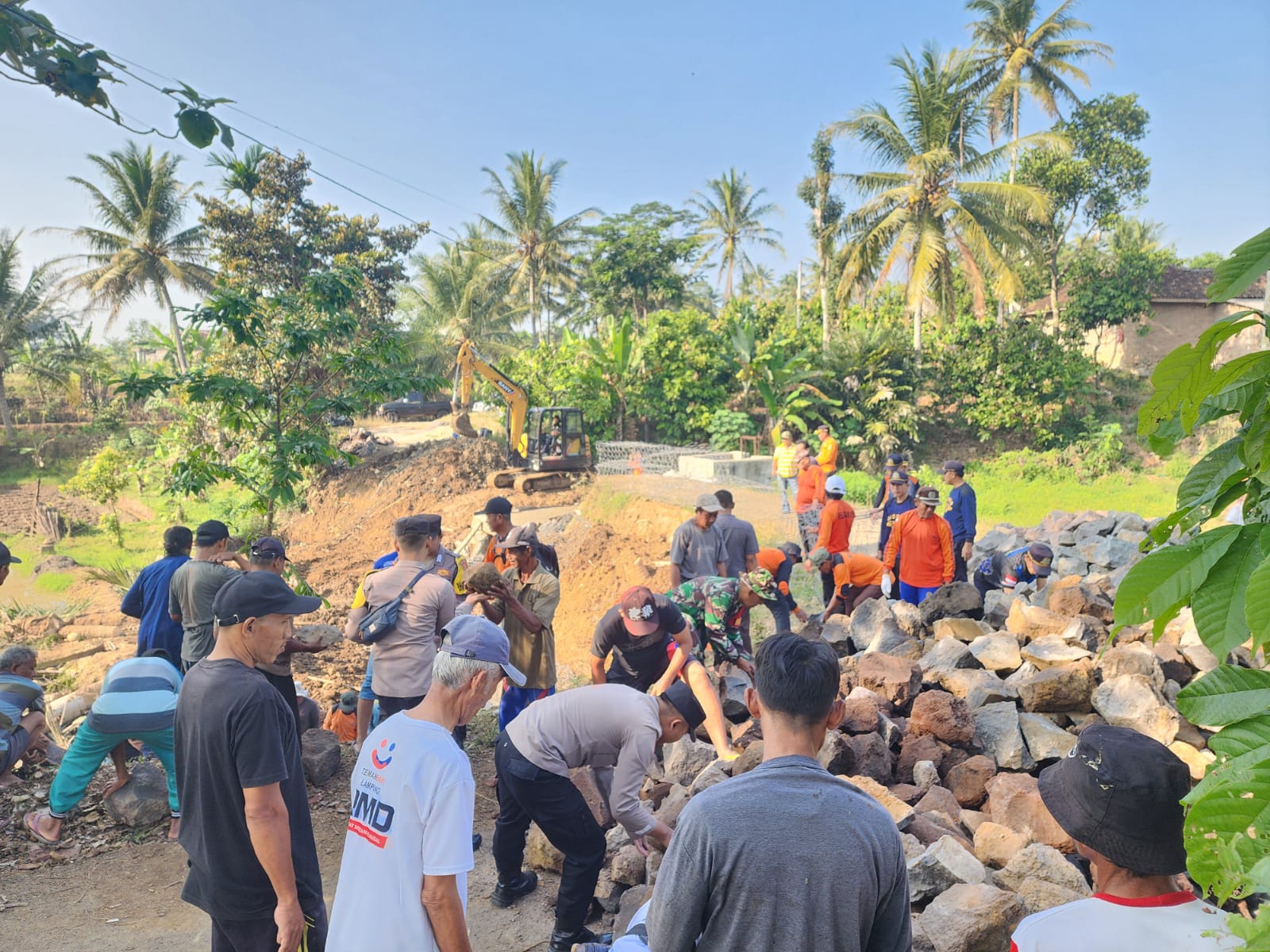 Polsek Talangpadang Gotong Royong Bangun Bronjong di Pekon Sukarame