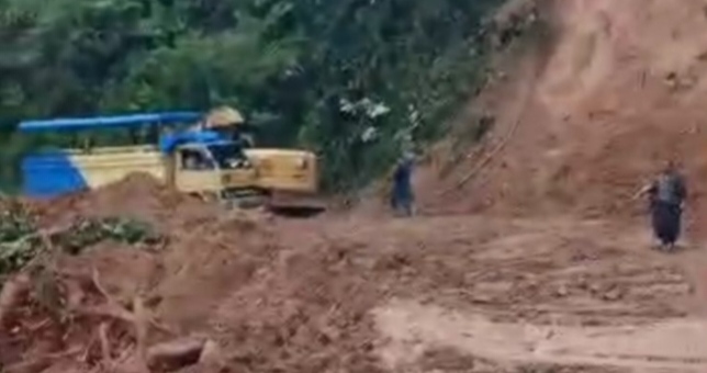 Bupati Dolly Respon Cepat  Bencana  Longsor Jalan Utama  Dolok Sordang Sudah bisa Di Lewati