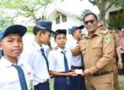 Plt Bupati Tapsel Bagikan KIA Ke Siswa-Siswi SD dan SMP Angkola Timur