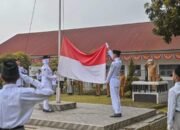 Pj. Wali Kota H. Timur Tumanggor  Bertindak sebagai Pembina Upacara di SMA Negeri 8 Padangsidimpuan