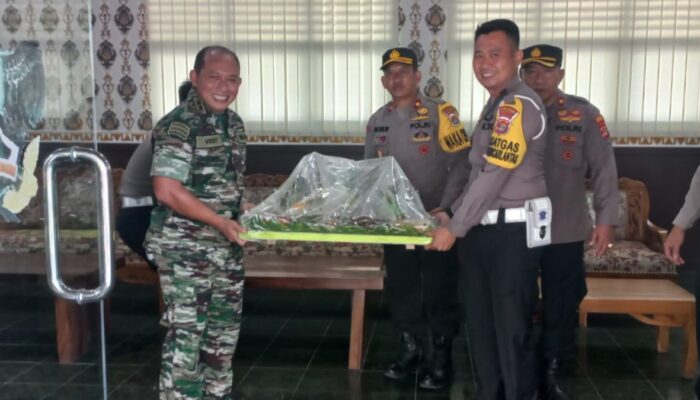Peringati HUT TNI ke-79, Wakapolres Pringsewu Lakukan Kunjungan Kehormatan ke Kodim 0424 Tanggamus