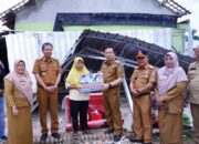 Pj Bupati Pringsewu Marindo Kurniawan Serahkan Bantuan Korban Angin Puting Beliung